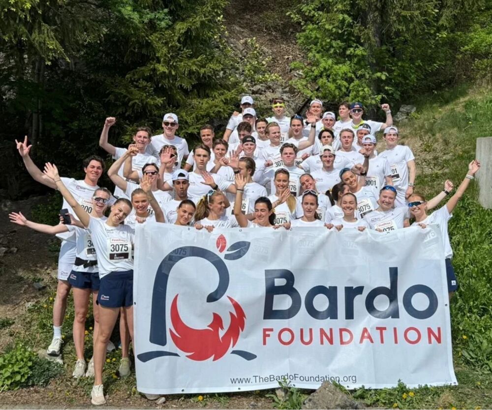 Bardo Running Club gruppefoto med stiftelsens banner