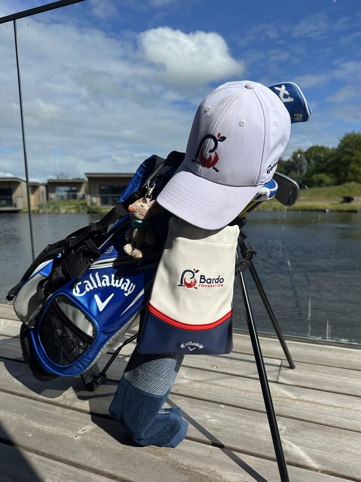 Tobbes golfbag med Bardo-headcover ved vannet, et minne om en ung golfer