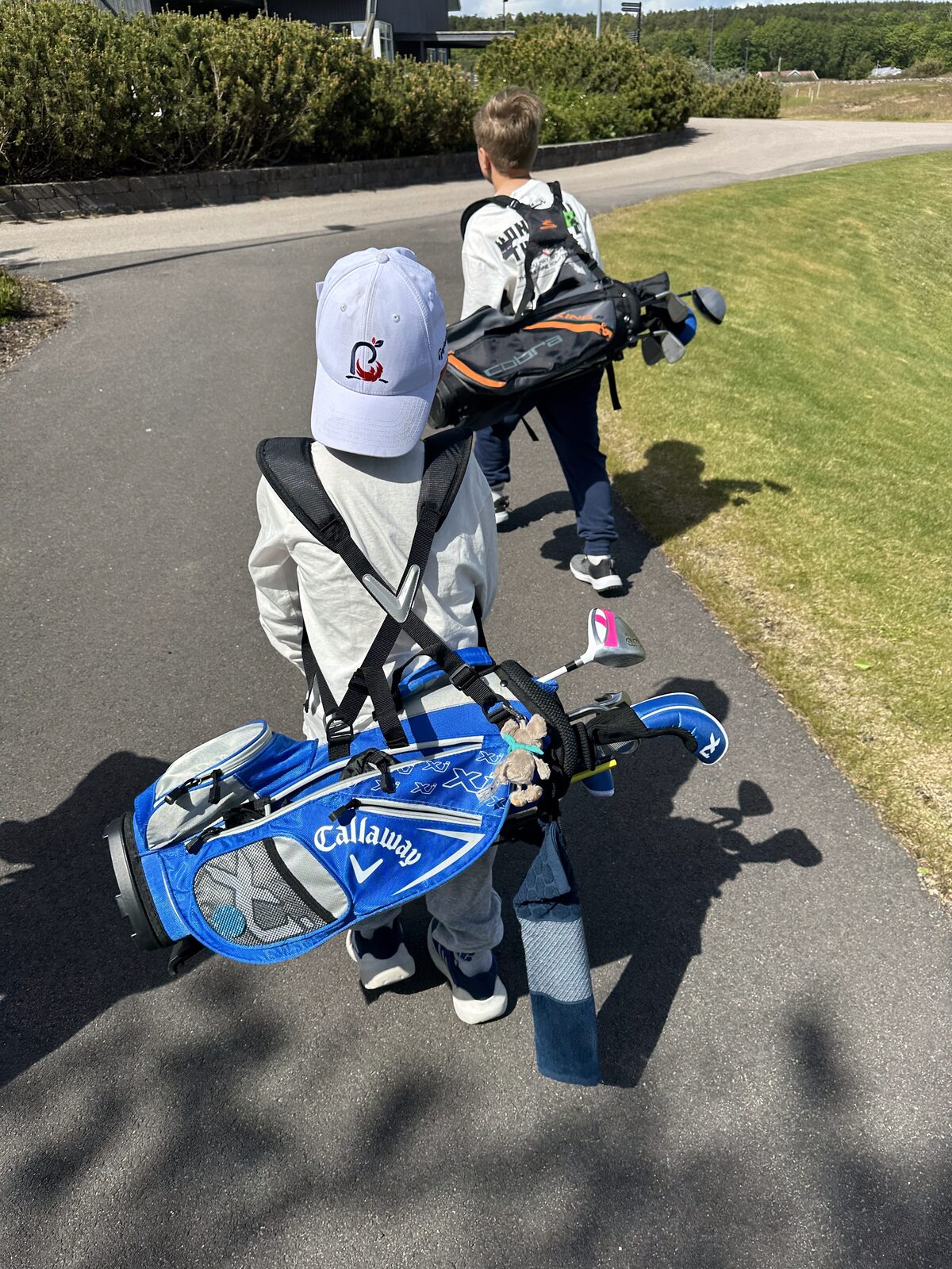Unge golfere med Callaway-bag på vei ut på banen ved Bærum Golfklubb